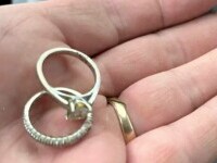 Inelele cu diamante ale soției, găsite de soț la groapa de gunoi, după ore întregi de săpat în genunchi. Cârnații salvatori