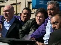 Președintele Argentinei, atacat cu pietre și sticle în Buenos Aires. Javier Milei, cu greu evacuat din mulțime | VIDEO