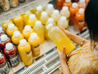 ANPC a dat amenzi de două milioane de lei pentru comercializarea de băuturi răcoritoare și sucuri expirate