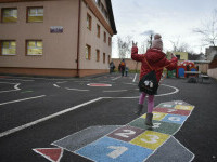 copil in curtea scolii