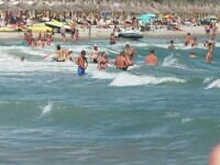 Steagul roșu a fost arborat pe litoralul românesc. „Au fost câteva persoane luate de curenți”