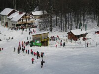 Turistii se bucura la munte de ultimele zile de schi din aceasta iarna