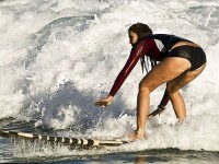 Elle Macpherson se tine bine pe placa!