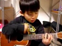 NO COMMENT! Recunoasteti melodia? Un pusti cu muuult talent!