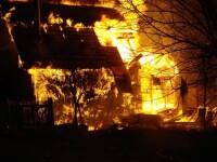 Un incendiu de proportii i-a mistuit casa de vacanta