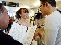 Nu stiai ca azi te insori? Nunta fara stirea mirelui, pe aeroport!