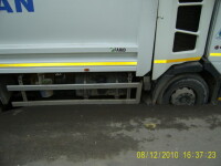 Drumuri de cosmar!O masina,cu rotile blocate intr-o gaura chiar in Capitala