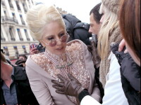 Zana gerurilor si a zapezii! Lady GaGa, pipaita de o admiratoare la Paris