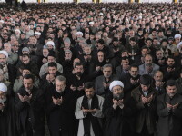 Mahmud Ahmadinejad (in centru) - COVER