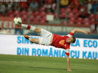 Dinamovistul Cosmin Moti loveste un balon in meciul cu NK Varazdin, din turul III preliminar al Europa League, in Bucuresti, joi, 28 iulie 2011.