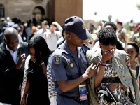 Incidente la Pretoria. Sute de sud-africani au rupt barierele politiei ca sa-l vada pe Mandela