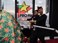 Smiley a impodobit bradul la ProFM, dar a raspuns si la toate intrebarile DJ-ilor