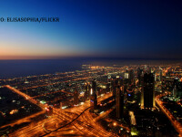 Dubai vazut de sus noaptea