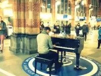 1 DECEMBRIE in Diaspora. Imnul Romaniei, cantat la pian in gara din Amsterdam si hora in fata Turnului Eiffel. VIDEO