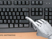 mana de robot pe tastatura