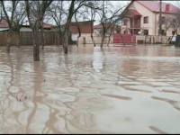 Inundatiile au facut prapad in zeci de localitati din patru judete. Un barbat din Arges a murit inecat in apropierea casei