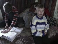 Destinul trist a noua copii din Botosani. Dorm cu randul in soba si mananca mamaliga cu ceapa, insa au numai note de 9 si 10