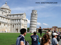 turisti la turnul din Pisa