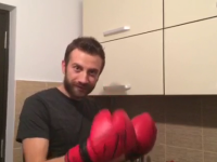 “Asta e pentru mama” Tunaru a acceptat provocarea lui Adi Hadean si isi spala vasele cu manusi de box. VIDEO