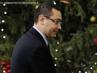 Victor Ponta langa un brad de Craciun