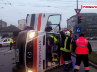 O ambulanta s-a rasturnat in mijlocul drumului dupa ce s-a ciocnit cu un autoturism, in Timisoara. Doua persoane, ranite