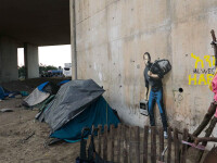Graffiti-ul realizat peste noapte de Bansky in tabara de refugiati din Calais. Mesajul transmis de artist