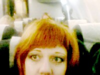 Si-a facut un selfie in avion si a fost socata cand a vazut poza. Ce se afla in spatele ei, la doar cateva scaune distanta