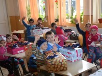Peste 7.000 de copii din familii cu posibilitati limitate au fost vizitati si in acest an de Mos Craciun
