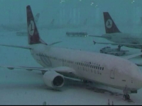Ninsorile abundente creeaza panica in Turcia. Zeci de zboruri au fost anulate, iar localnicii sunt sfatuiti sa stea in case