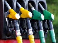 De ce se vor scumpi carburanții în 2019 și cât din preț sunt taxe percepute de stat