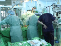 Interventie chirurgicala in premiera mondiala, la Iasi. Pacienta operata, in acelasi timp, la inima si şold: 