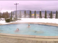 Cum s-au distrat turistii la munte: jacuzzi, spa si piscina. Tinerele aranjate au atras toate privirile pe partie