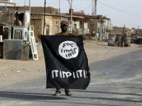 luptator din Irak cu steagul ISIS