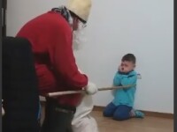 Copil, umilit și amenințat de iubitul mamei sale, care era deghizat în Moș Crăciun. VIDEO