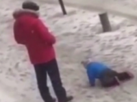 Imagini tulburătoare. Gestul unui tată furios că fiul său nu stă în picioare pe gheață. VIDEO