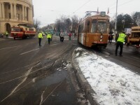 Un tramvai a deraiat după ce a fost izbit de un autoturism, în Iași. VIDEO