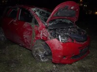 Trei tineri s-au răsturnat cu maşina pe câmp, în Argeş