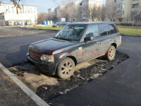 Muncitorii au asfaltat în jurul unei maşini, în Craiova. ”E mai rău ca în Las Fierbinți”