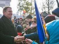 Președintele Klaus Iohannis a făcut baie de mulţime, după parada de Ziua Națională
