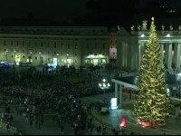 Sute de oameni au privit aprinderea luminiţelor din bradul de la Vatican