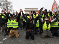 ”Vestele galbene”, în genunchi în fața forțelor de ordine în Paris