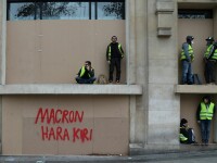 Mesajul ”Vestelor Galbene” pe o clădire din Paris: ”Macron Hara Kiri'”