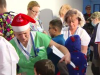 Spectacol pentru copii bolnavi oferit de medicii şi asistentele de la Fundeni