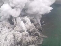 Momentul erupţiei vulcanului din Indonezia.
