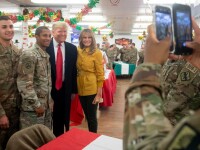 Melania și Donald Trump le-au făcut o vizită militarilor americani din Irak