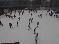 Orașul care se laudă cu un patinoar de 1500 de mp. Oamenii de toate vârstele fac mișcare pe gheață