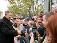 1 Decembrie în București. Klaus Iohannis a dat mâna cu românii care au asistat la paradă