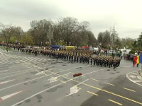 Zeci de mii de bucureșteni au urmarit, în frig, parada militară de Ziua Națională