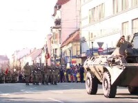 Momente impresionante la paradele din marile orașe. Mii de oameni au urmărit militarii