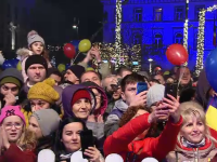 Luminițele de Crăciun s-au aprins sub privirile a zeci de mii de oameni la Timişoara, Braşov, Târgu Jiu şi Cluj